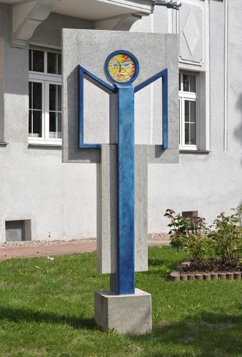 Männlicher Schutzengel, Stahl bemalt, polierter Granit und Fusingglas, 255 cm Höhe, Nordhausen, 2011