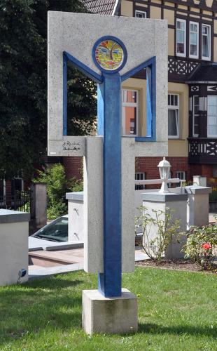 Männlicher Schutzengel, Stahl bemalt, polierter Granit und Fusingglas, 255 cm Höhe, Nordhausen, 2011