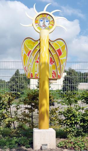 Weiblicher Schutzengel, Stahl bemalt und Fusingglas, 255 cm Höhe, Flohburg – Das Nordhausen Museum, 2013